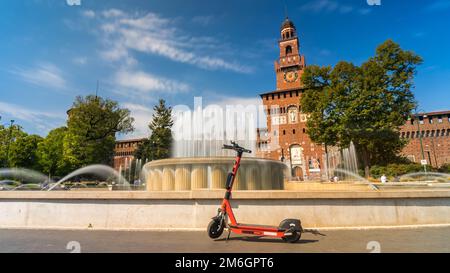 Scooter électrique près de Castello Sforzesco - Château de Sforza à Milan, Italie. Banque D'Images