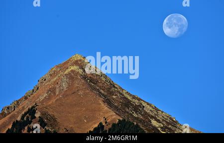 Montée de lune à Mutspitz dans le groupe Texel, Tyrol du Sud, Italie Banque D'Images