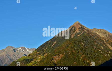 Montée de lune à Mutspitz dans le groupe Texel, Tyrol du Sud, Italie Banque D'Images