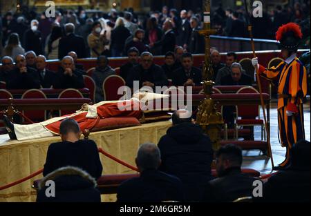 Le corps du Pape émérite Benoît XVI se trouve dans l'état à Saint Basilique Saint-Pierre au Vatican sur 04 janvier 2023. Les fidèles rendent hommage au corps de l'ancien Pape qui est mort à l'âge de 95 ans. Photo : Eric Vandeville/ABACAPRESS.COM Banque D'Images