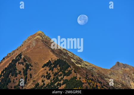 Montée de lune à Mutspitz dans le groupe Texel, Tyrol du Sud, Italie Banque D'Images