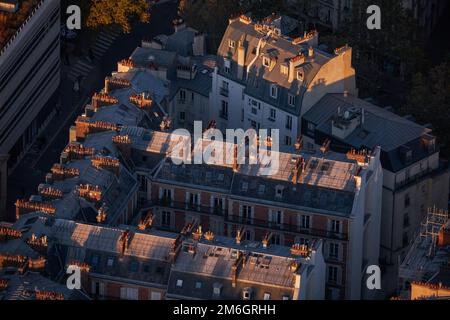 Panorama vue aérienne - Skyline de Paris, France. Une vue de la plate-forme supérieure de la tour Eiffel aux toits traditionnels avec Chim Banque D'Images