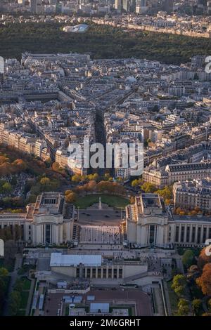Panorama vue aérienne - Skyline de Paris, France.Vue depuis la plate-forme supérieure de la tour Eiffel jusqu'au Trocadéro Banque D'Images