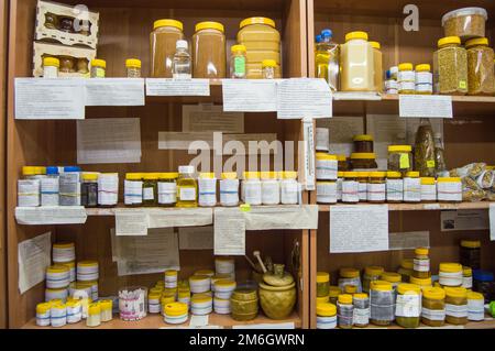 BELOKURIKHA, Altai, Russie-15 JUILLET 2019: Miel naturel dans divers pots exposés dans le magasin Banque D'Images