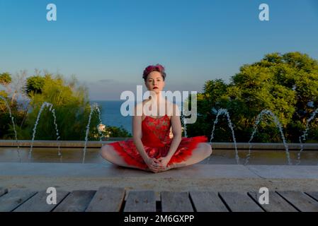 jeune danseuse de ballet avec une tenue rouge à l'extérieur Banque D'Images