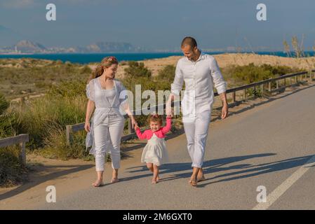 Famille voyageant s'amuser sur les plages en été Banque D'Images