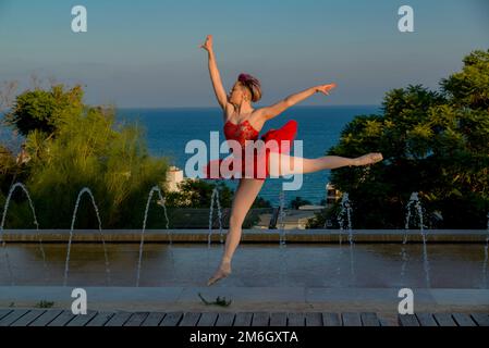 jeune danseuse de ballet avec une tenue rouge à l'extérieur Banque D'Images