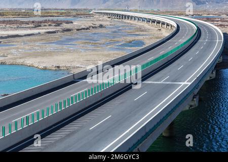 Autoroute et pont dans le plateau tibétain Banque D'Images