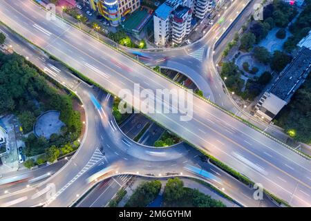 Petit pont circulaire urbain au cours de la nuit Banque D'Images