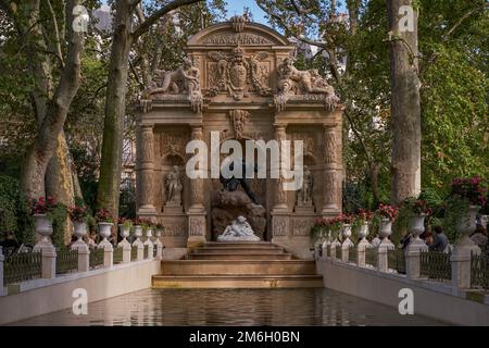 Fontaine romantique baroque Médicis conçue au début du XVIIe siècle dans les jardins du Luxembourg (jardin du Luxembourg) - Paris, France Banque D'Images