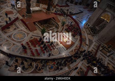 03 janvier 2023 - Basilique Saint-Pierre, Vatican : exposition des restes mortels du Pape émérite. L'ancien pape Benoît XVI est décédé à l'âge de 95 ans, près d'une décennie après qu'il est devenu le premier souverain pontife à démissionner en six siècles © Andrea Sabbadini Banque D'Images