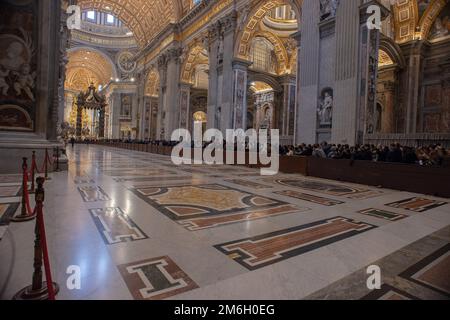 03 janvier 2023 - Basilique Saint-Pierre, Vatican : exposition des restes mortels du Pape émérite. L'ancien pape Benoît XVI est décédé à l'âge de 95 ans, près d'une décennie après qu'il est devenu le premier souverain pontife à démissionner en six siècles © Andrea Sabbadini Banque D'Images