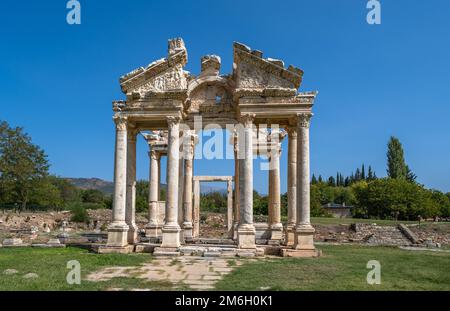 Porte de Tetrapylon dans la ville antique d'Aphrodisias, Aydin, Turquie. Banque D'Images