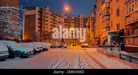 Mauvais temps en ville. Couche épaisse de neige sur les voitures garées. Scène urbaine. Concept météo Banque D'Images