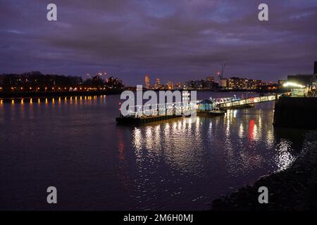 La nuit, le quai du ferry de Greenwich sur la Tamise à Londres Banque D'Images