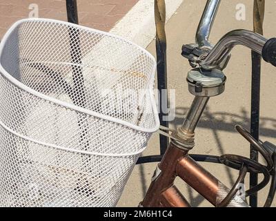 Panier en osier et guidon en métal gros plan sur vélo d'époque Banque D'Images