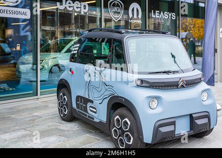 French Small Citroen ami Electric deux places micro-City car garée en face de la Pea verte dans le centre commercial de Turin - région Piémont, Italie Banque D'Images