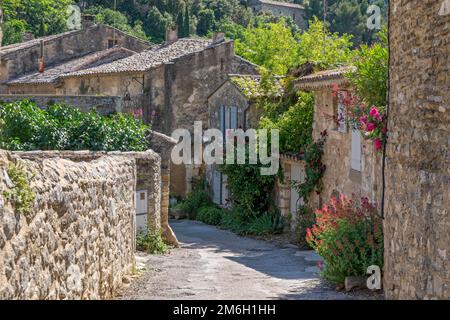 Allée dans le village médiéval d'Oppede-le-Vieux, Vaucluse, Provence Alpes Côte d'Azur, France Banque D'Images