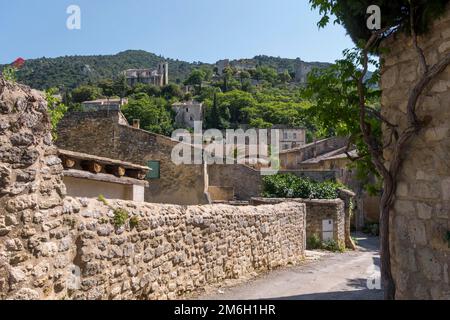 Allée dans le village médiéval d'Oppede-le-Vieux, Vaucluse, Provence Alpes Côte d'Azur, France Banque D'Images