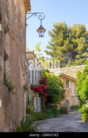 Allée dans le village médiéval d'Oppede-le-Vieux, Vaucluse, Provence Alpes Côte d'Azur, France Banque D'Images