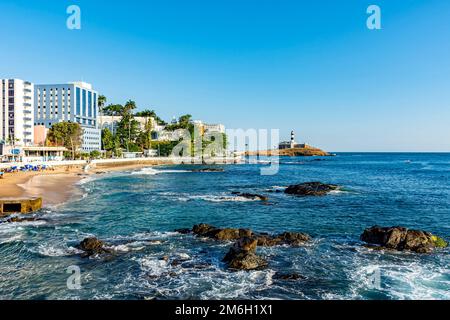 Plage de Barra et phare sur le front de mer de Salvador Banque D'Images