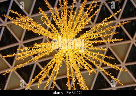 Flocon de neige décoratif de Noël fait d'une guirlande lumineuse. Décoration du nouvel an Banque D'Images