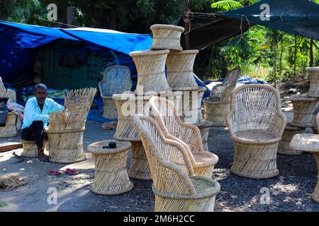 Vadodara, Gujarat - novembre 19th 2022: Vendeur indien vendant des marchandises dans l'ancienne place de marché de rue dans la ville de gujarat Inde Banque D'Images