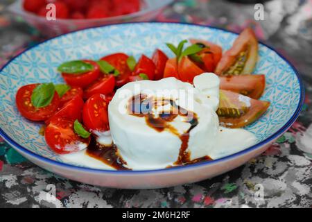 Tomates au basilic et mozzarella de buffle, vinaigre balsamique, sain, légumes, salade, caprese, végétarien, assiette, photographie alimentaire, Allemagne Banque D'Images