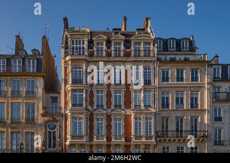 Belle façade d'intimidation traditionnelle et parisienne - Paris, France Banque D'Images