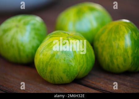 Tomate, tomates vertes et rouges (Solanum lycopersicum), zèbre vert, variétés spéciales de tomates, sain, légumes, végétarien, photographie de nourriture Banque D'Images