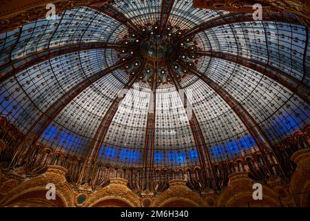 Intérieur des Galeries Lafayette à Paris. L'architecte Georges Chédanne a conçu le magasin de luxe avec un bel Art N Banque D'Images