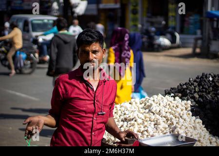 Vadodara, Gujarat - novembre 19th 2022: Vendeur indien vendant des marchandises dans l'ancienne place de marché de rue dans la ville de gujarat Inde Banque D'Images