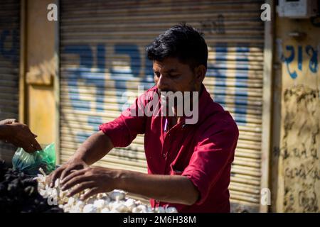 Vadodara, Gujarat - novembre 19th 2022: Vendeur indien vendant des marchandises dans l'ancienne place de marché de rue dans la ville de gujarat Inde Banque D'Images