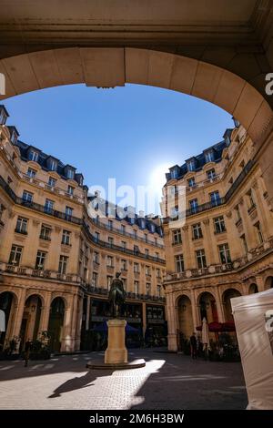 Belles façades de l'édifice traditionnel et du vieux Paris dans un quartier pittoresque semi-circulaire - Paris, France Banque D'Images