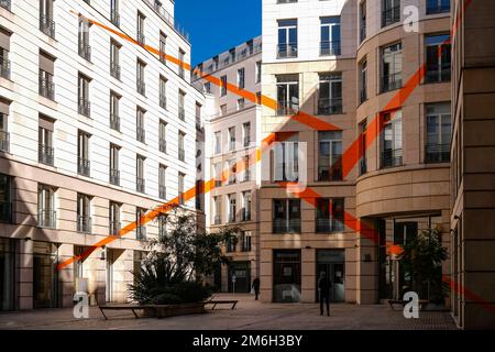 Façades parisiennes modernes dans un quartier pittoresque avec la rue Art- Paris, France - illusion optique avec perspective Banque D'Images