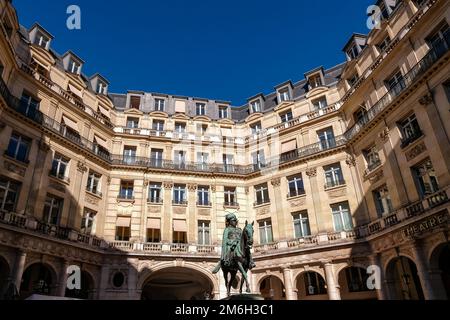 Belles façades de l'édifice traditionnel et du vieux Paris dans un quartier pittoresque semi-circulaire - Paris, France Banque D'Images