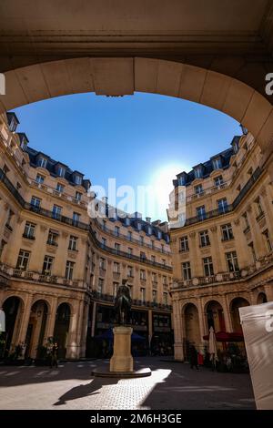 Belles façades de l'édifice traditionnel et du vieux Paris dans un quartier pittoresque semi-circulaire - Paris, France Banque D'Images