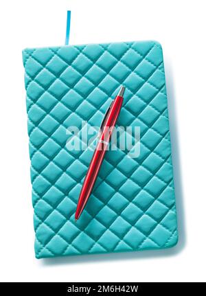 bloc-notes en cuir bleu et stylo à bille rouge isolés sur du blanc Banque D'Images