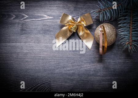 Boule de Noël noeud branche de pin sur planche de bois concept de vacances. Banque D'Images