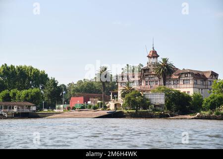 Tigre, Buenos Aires, Argentine, Jan 11 2022: Siège du Club de Regatas la Marina, club privé d'aviron, vu de la rivière Lujan. Banque D'Images