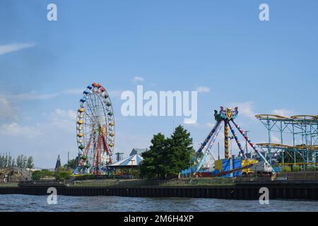 Tigre, Buenos Aires, Argentine, Jan 11 2022: Parque de la Costa, parc d'attractions, vu de la rivière Lujan. Banque D'Images