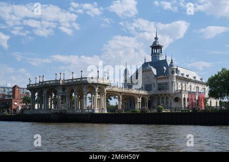 Tigre, Buenos Aires, Argentine, Jan 11 2022: MAT, Intendente Ricardo Ubieto Musée d'art vu de la rivière Lujan Banque D'Images