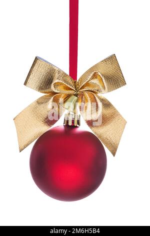 boule de noël rouge suspendue avec noeud doré et petite cloche isolée Banque D'Images