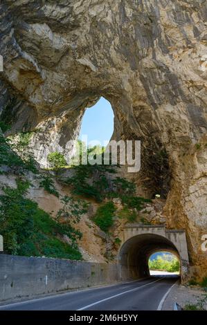 Route et tunnel au lac Piva dans le parc national Dormitor du Monténégro en été Banque D'Images