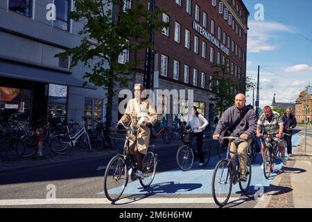 Les cyclistes traversent un carrefour routier à Copenhague, au Danemark Banque D'Images