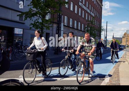 Les cyclistes traversent un carrefour routier à Copenhague, au Danemark Banque D'Images