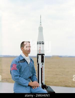 Cape Canaveral, États-Unis. 04 janvier 2023. Walter Cunningham, astronaute de la NASA, pilote de module lunaire pour la mission Apollo 7, pose avec un modèle de la fusée Apollo 7 Saturne au Centre spatial Kennedy, à 13 février 1968, au Cap Canaveral, en Floride. Cunningham meurt 4 janvier 2023 à l'âge de 90 ans, le dernier membre survivant de la mission Apollo 7 de la NASA. Banque D'Images