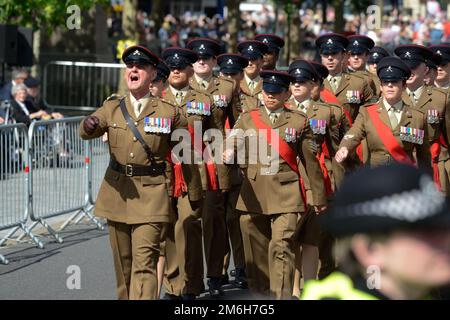 Les membres du corps d'entraînement physique de l'Armée royale défilent Banque D'Images