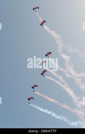 L’équipe de parachutisme de la RAF Falcons en action à la fin de la Journée des forces armées 2019, Salisbury – 29 juin 2019 de campagne de Hudson Banque D'Images