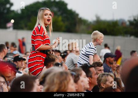 Une femme assise sur les épaules dans la foule regarde les chefs Kaiser jouer sur scène à la Journée des forces armées 2019, Salisbury - 29 juin 2019 de campagne de Hudson Banque D'Images